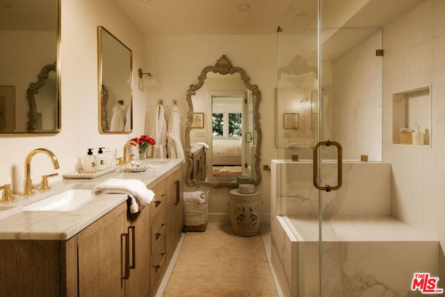 263 S Barrington Avenue, Los Angeles, CA 90049