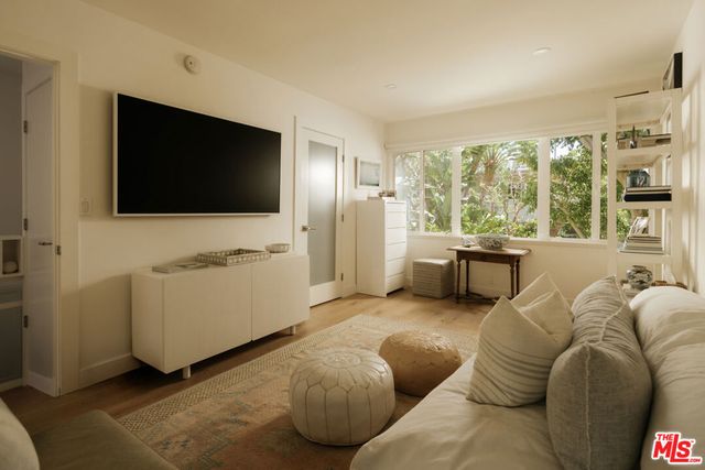 263 S Barrington Avenue, Los Angeles, CA 90049