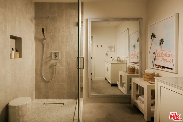 263 S Barrington Avenue, Los Angeles, CA 90049
