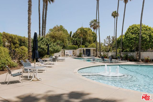263 S Barrington Avenue, Los Angeles, CA 90049