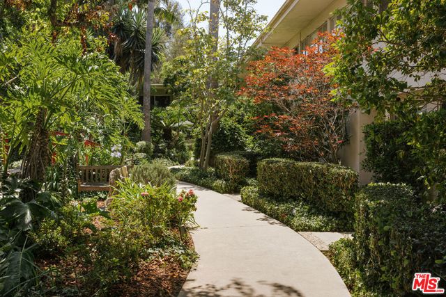 263 S Barrington Avenue, Los Angeles, CA 90049