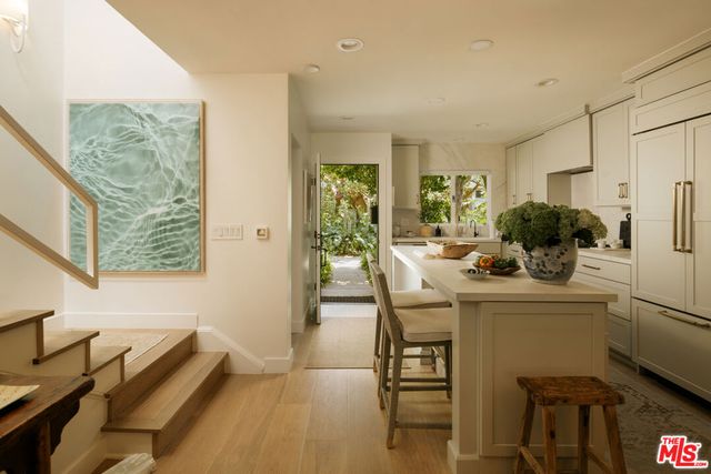 263 S Barrington Avenue, Los Angeles, CA 90049
