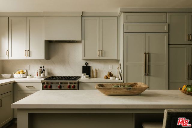 263 S Barrington Avenue, Los Angeles, CA 90049