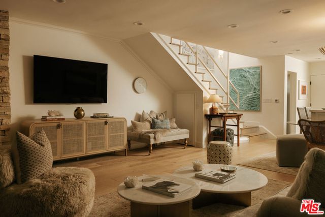 263 S Barrington Avenue, Los Angeles, CA 90049
