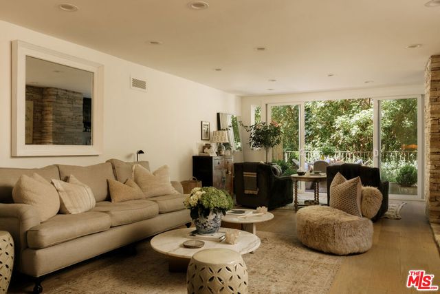 263 S Barrington Avenue, Los Angeles, CA 90049