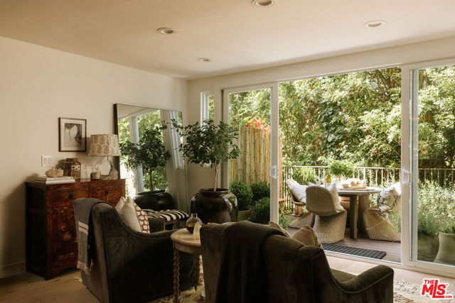 263 S Barrington Avenue, Los Angeles, CA 90049