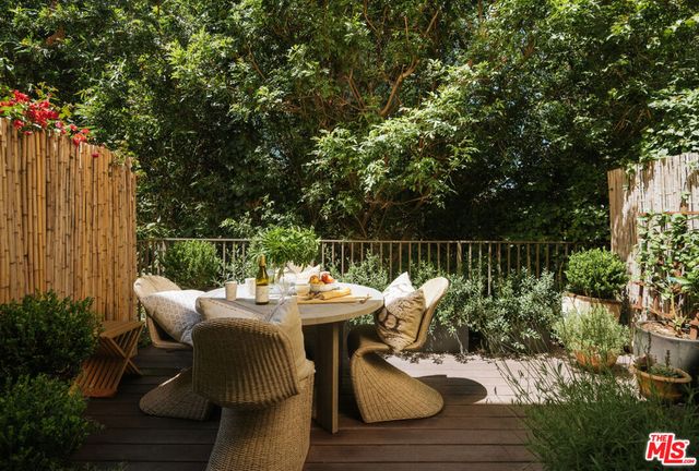 263 S Barrington Avenue, Los Angeles, CA 90049