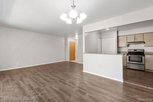 8657 Kennedy Circle 7, Warren, MI 48093