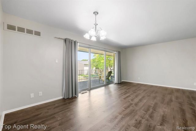 8657 Kennedy Circle 7, Warren, MI 48093