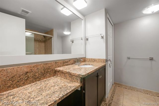 8657 Kennedy Circle 7, Warren, MI 48093