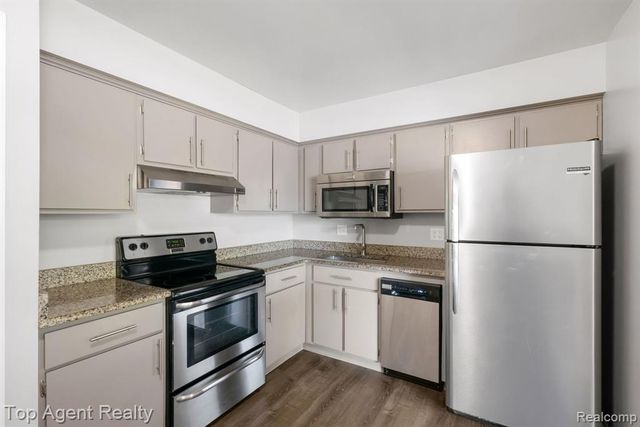 8657 Kennedy Circle 7, Warren, MI 48093
