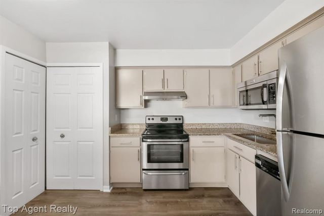 8657 Kennedy Circle 7, Warren, MI 48093