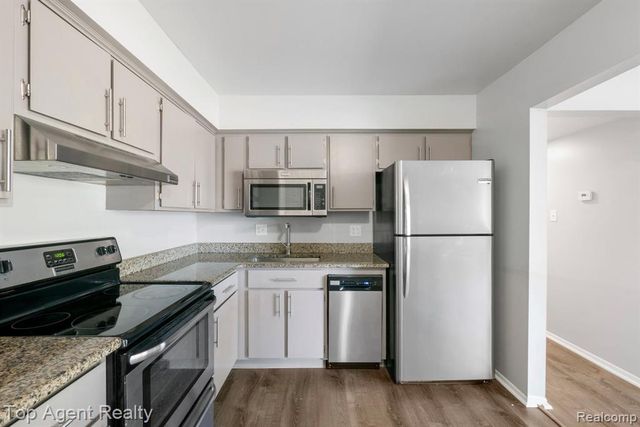 8657 Kennedy Circle 7, Warren, MI 48093