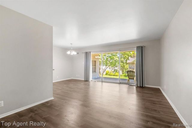 8657 Kennedy Circle 7, Warren, MI 48093