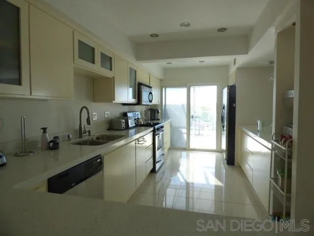 6743 Fashion Hills Blvd, San Diego, CA 92111