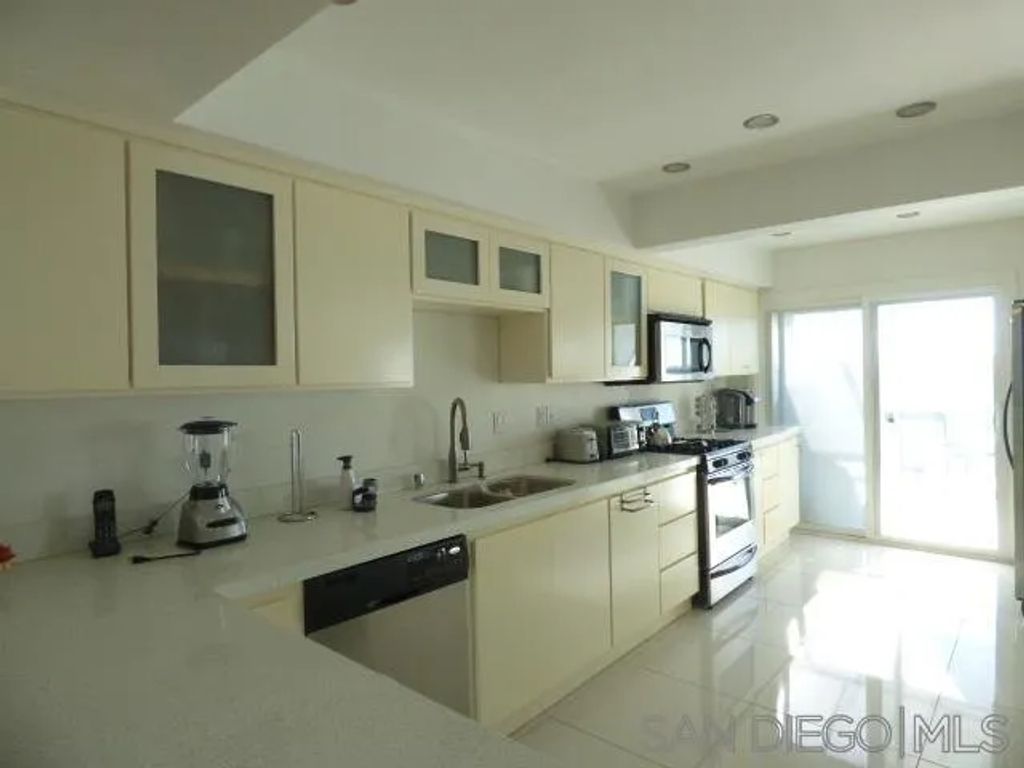 6743 Fashion Hills Blvd, San Diego, CA 92111
