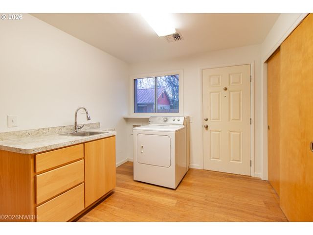 144 BRIARCLIFF Dr, Eugene, OR 97404