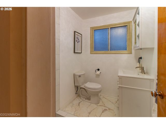 144 BRIARCLIFF Dr, Eugene, OR 97404