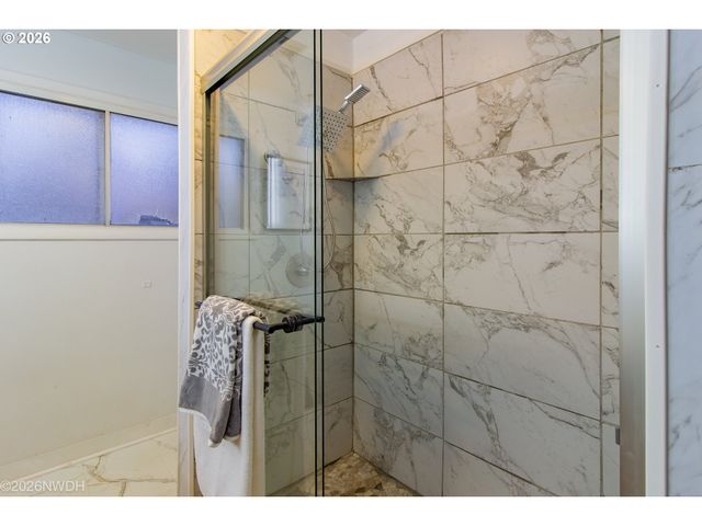 144 BRIARCLIFF Dr, Eugene, OR 97404