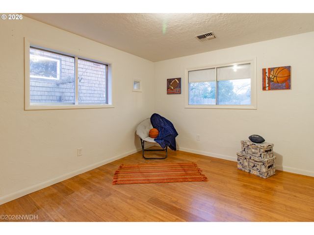 144 BRIARCLIFF Dr, Eugene, OR 97404