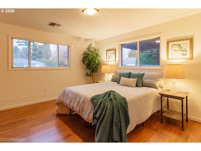 144 BRIARCLIFF Dr, Eugene, OR 97404