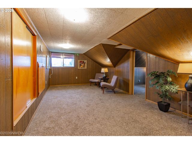 144 BRIARCLIFF Dr, Eugene, OR 97404