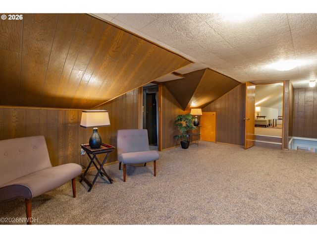 144 BRIARCLIFF Dr, Eugene, OR 97404