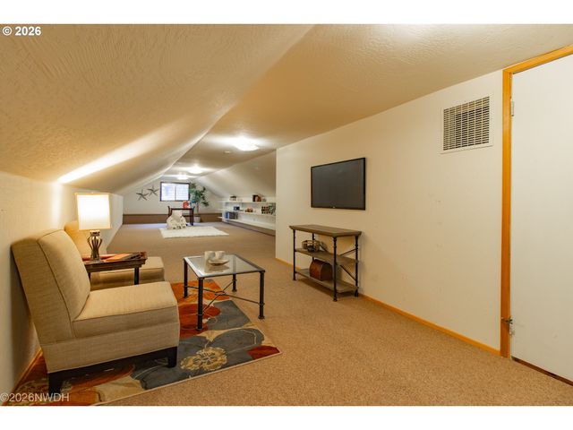 144 BRIARCLIFF Dr, Eugene, OR 97404