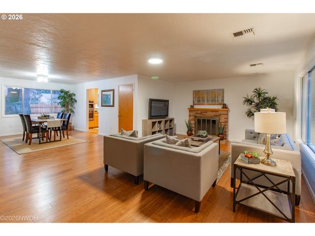 144 BRIARCLIFF Dr, Eugene, OR 97404