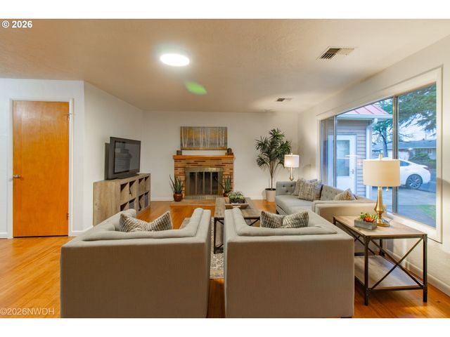 144 BRIARCLIFF Dr, Eugene, OR 97404