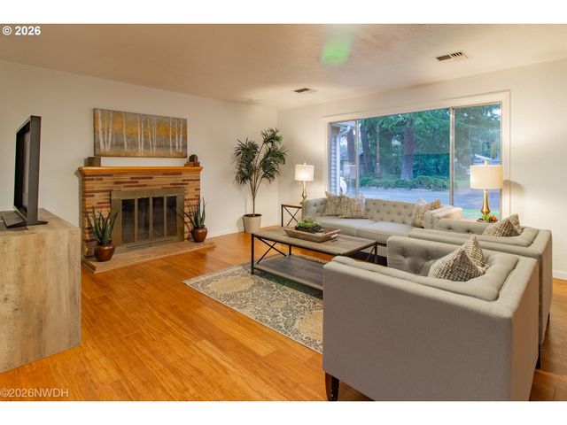 144 BRIARCLIFF Dr, Eugene, OR 97404