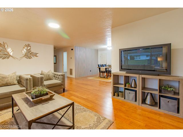 144 BRIARCLIFF Dr, Eugene, OR 97404