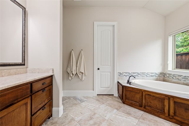 655 Creekway Drive, Irving, TX 75039