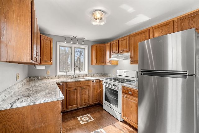 233 Hilldale Ave 233, Haverhill, MA 01832