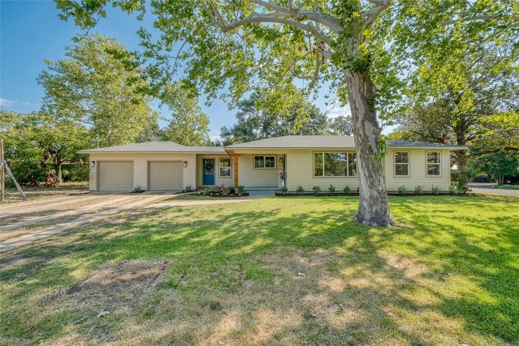 293 S College Street, La Grange, TX 78945