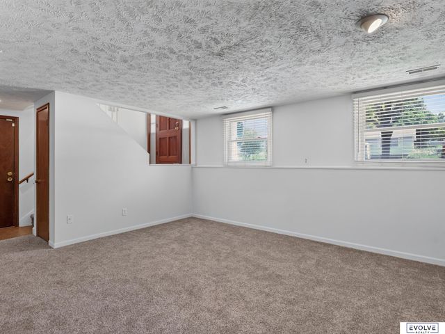 1724 N 107Th Avenue, Omaha, NE 68114