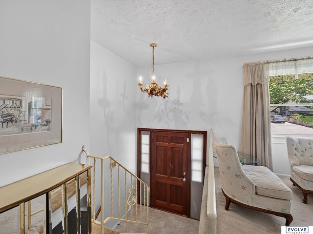 1724 N 107Th Avenue, Omaha, NE 68114