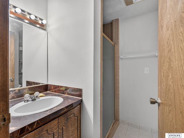 1724 N 107Th Avenue, Omaha, NE 68114