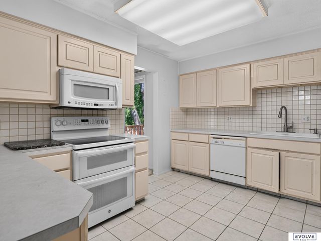 1724 N 107Th Avenue, Omaha, NE 68114