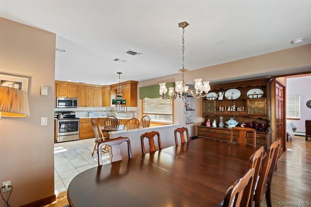 18 Barry Lane, Syosset, NY 11791