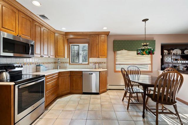 18 Barry Lane, Syosset, NY 11791