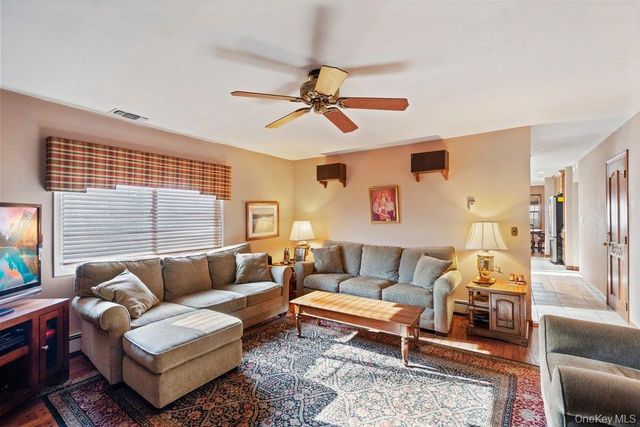 18 Barry Lane, Syosset, NY 11791