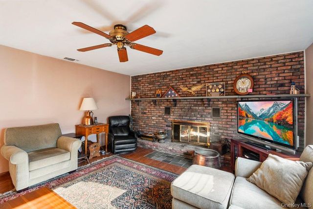 18 Barry Lane, Syosset, NY 11791