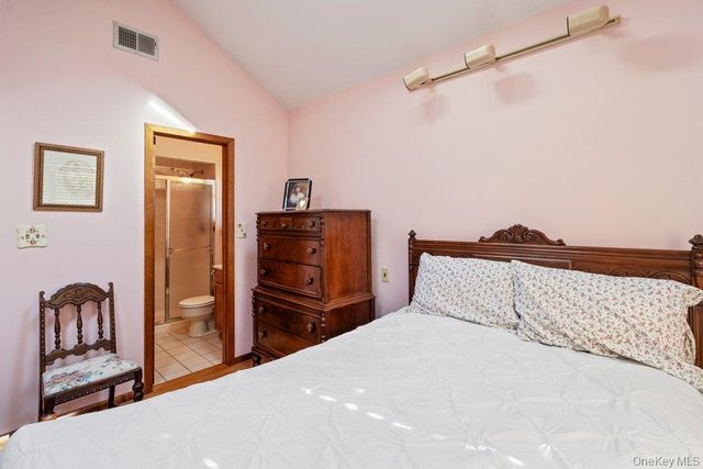 18 Barry Lane, Syosset, NY 11791