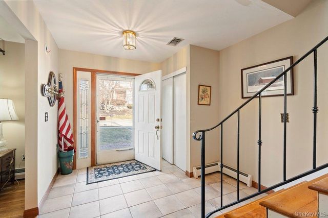 18 Barry Lane, Syosset, NY 11791