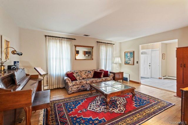 18 Barry Lane, Syosset, NY 11791