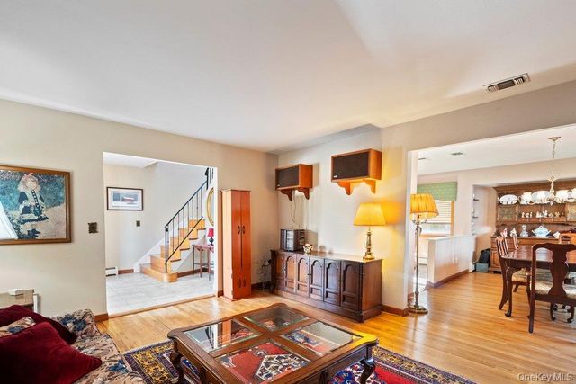 18 Barry Lane, Syosset, NY 11791