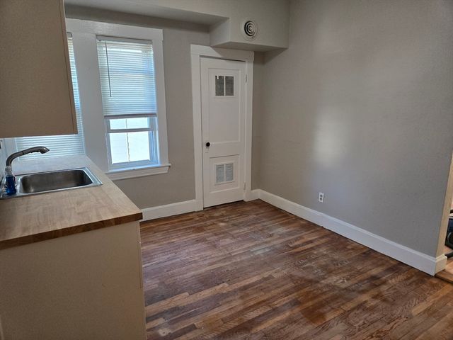 654 Metropolitan Ave 4, Boston, MA 02136