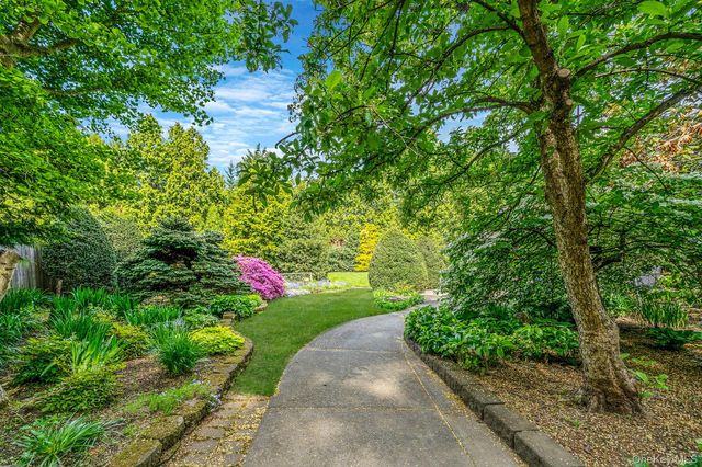 280 Deforest Road N, Dix Hills, NY 11746