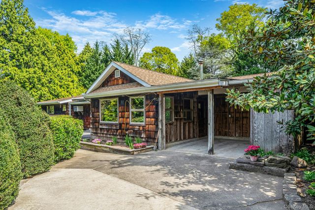 280 Deforest Road N, Dix Hills, NY 11746